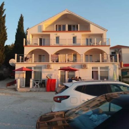 Vila Matej Razanj Luaran gambar