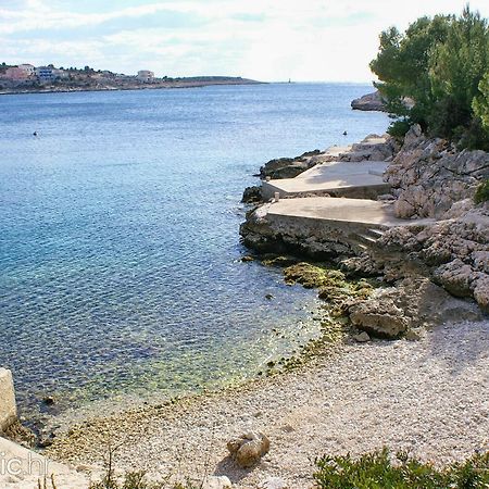 Vila Matej Razanj Luaran gambar