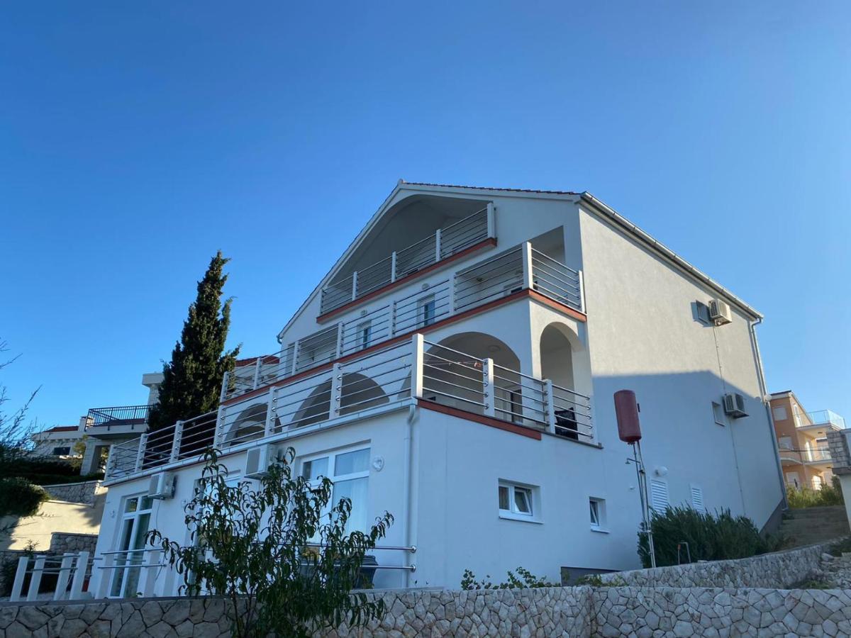 Vila Matej Razanj Luaran gambar