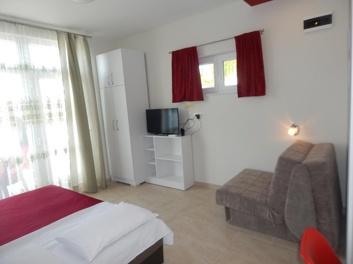 Vila Matej Razanj Luaran gambar